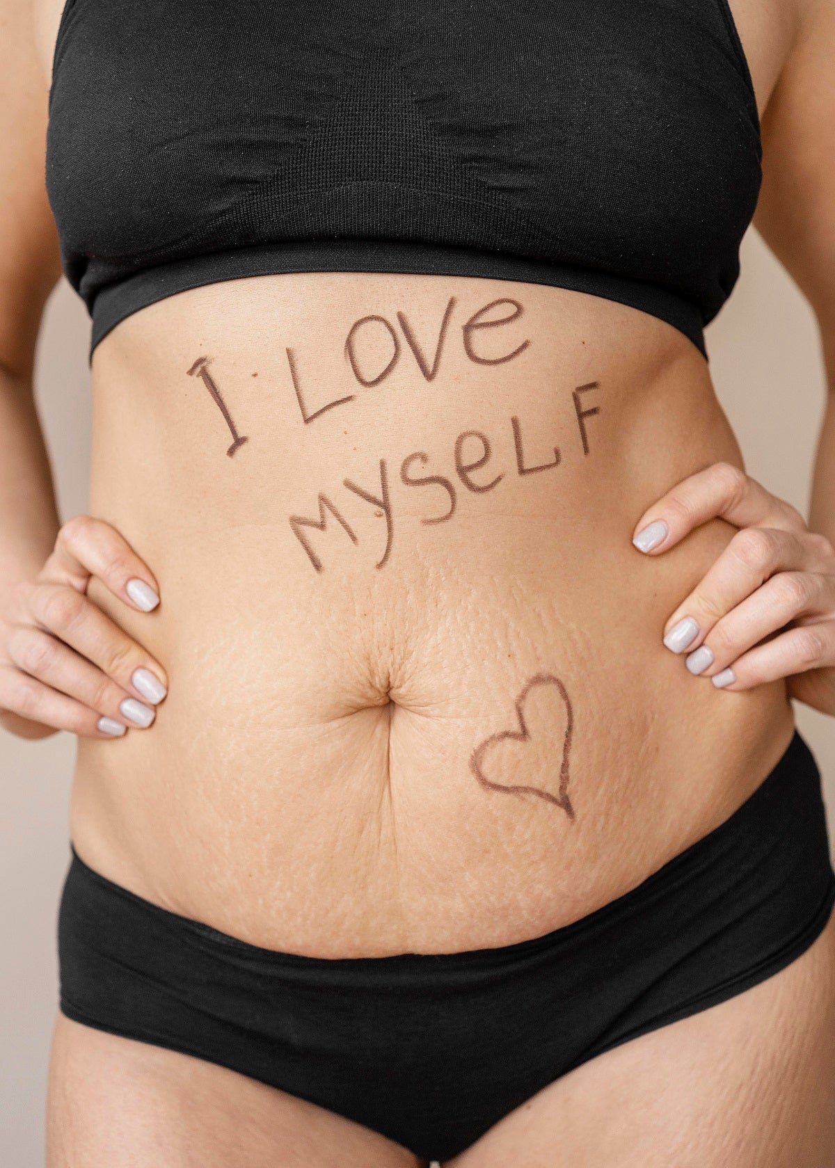 Gros plan ventre femme avec message positif