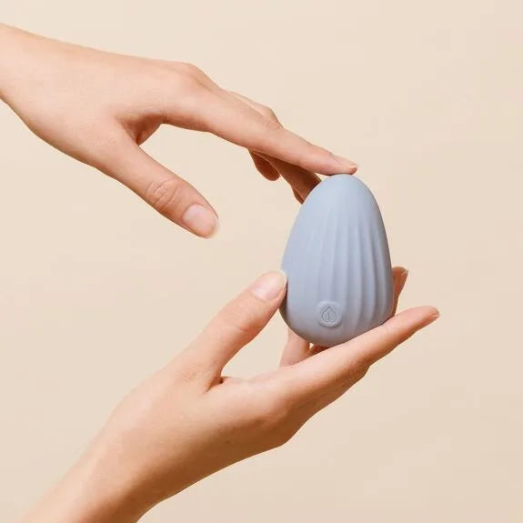 Stimulateur intime silicone bleu, ergonomique et élégant, idéal pour le bien-être sensuel féminin.