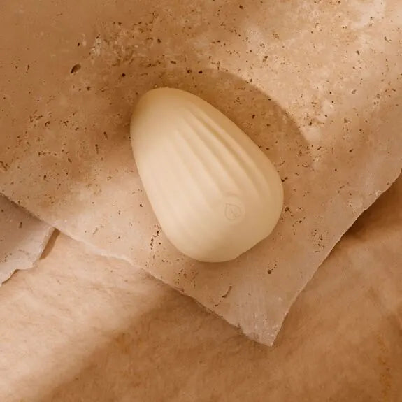 Massageur intime en silicone beige, élégant et ergonomique, parfait pour une relaxation sensuelle et douce.