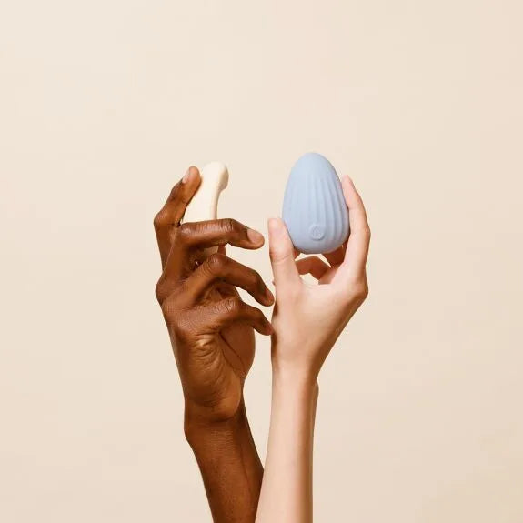 Vibromasseurs élégants, design ergonomique en silicone, bleu et ivoire, pour plaisir intime moderne et raffiné.