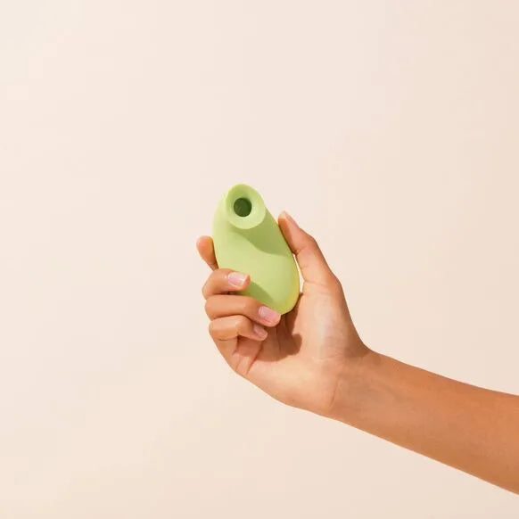 Stimulateur intime vert en silicone ergonomique, compact et hypoallergénique.