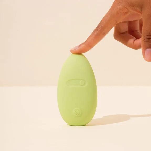 Stimulateur intime en silicone vert doux, ergonomique et rechargeable pour moments de plaisir personnalisés.