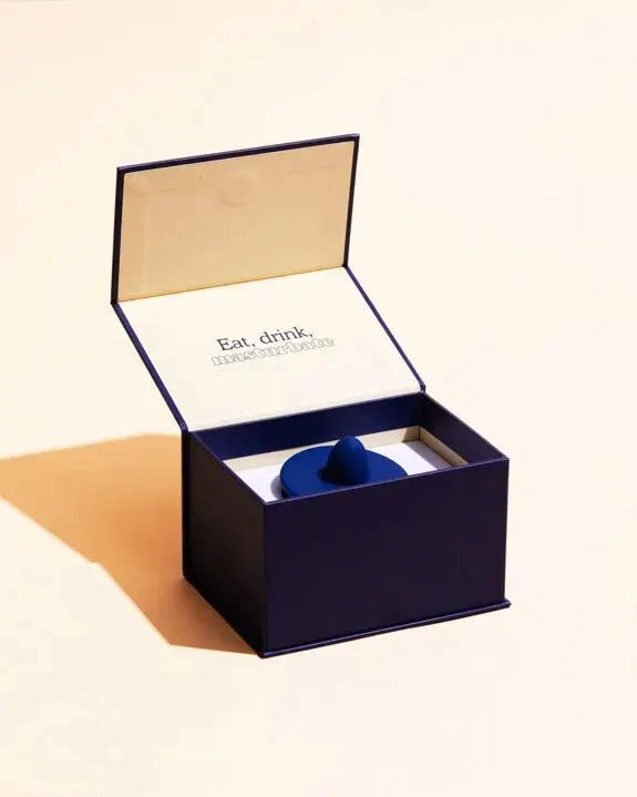 Boîte cadeau intime élégante avec dispositif de plaisir discret, design moderne et couleur bleue chic.
