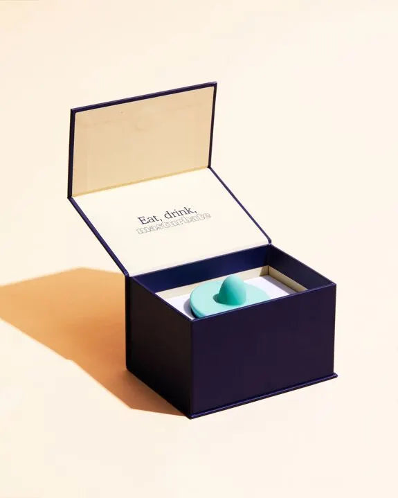 Vibromasseur teal élégant, livré dans une boîte chic et discrète, idéal pour des moments intimes.