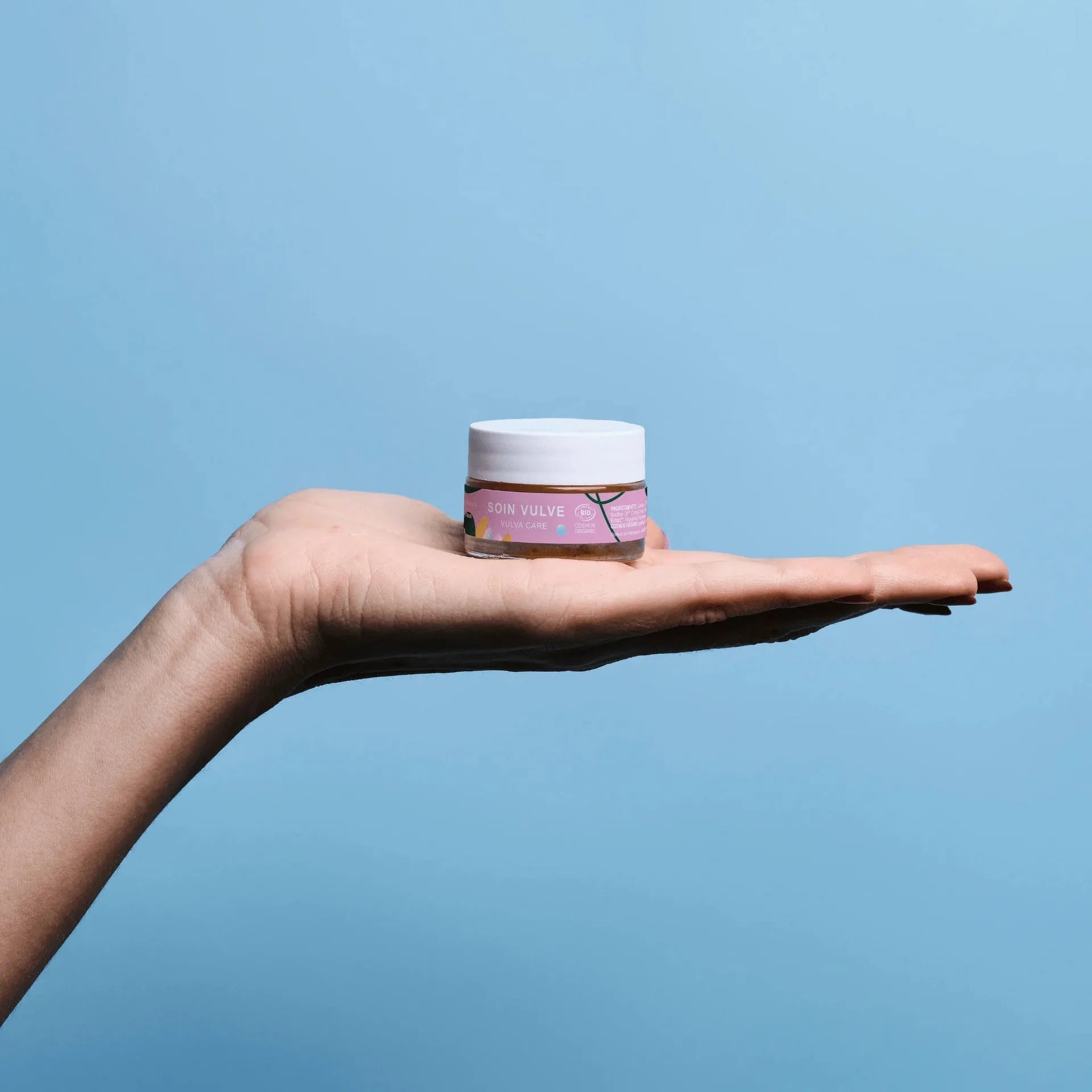 Crème soin vulvaire sur main, hydratant doux pour l'intimité féminine.