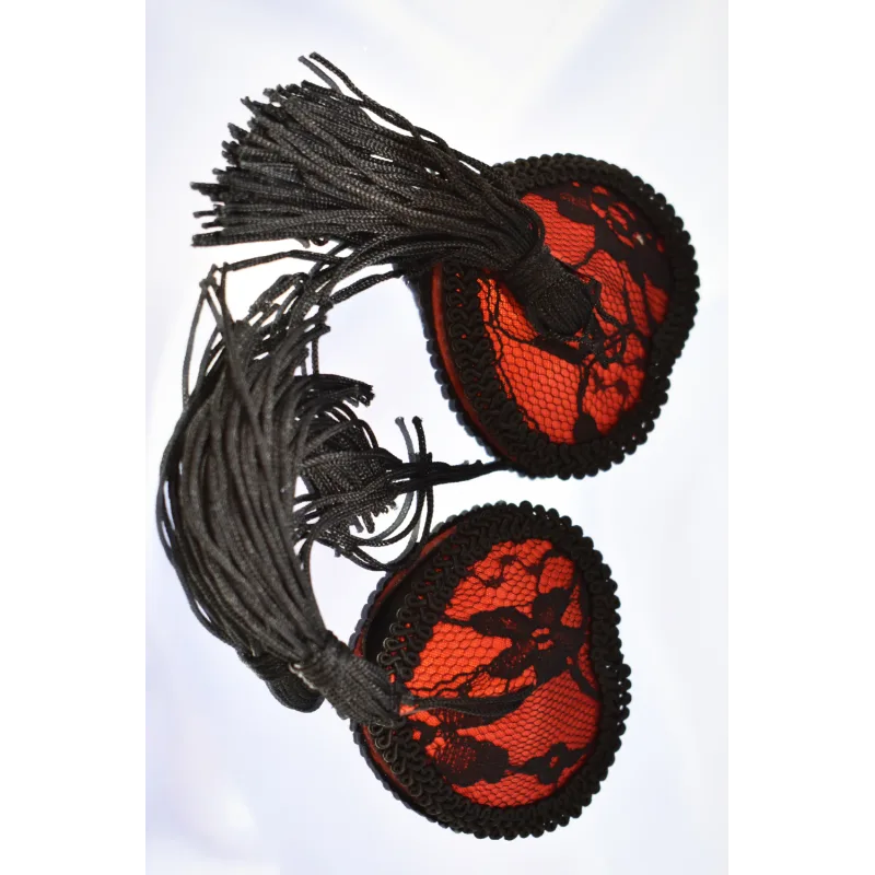Paire de cache tétons adhésifs en forme de cœur avec dentelle noire et pompom