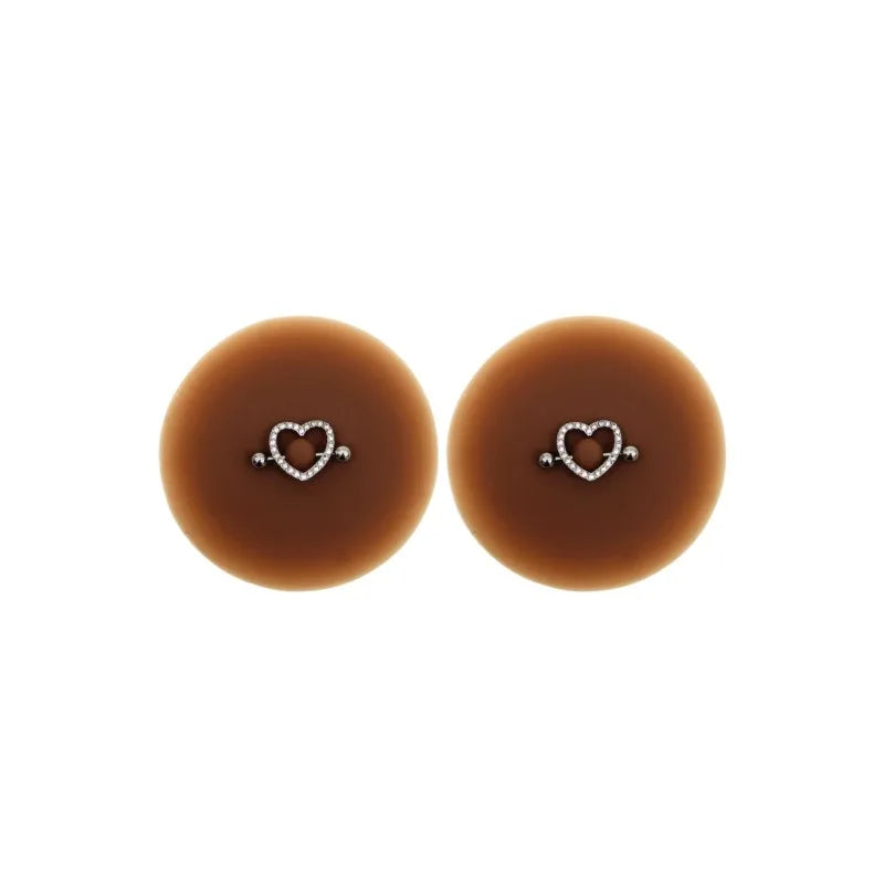 Paire de cache-tétons piercing barre coeur faux diamant peau foncée