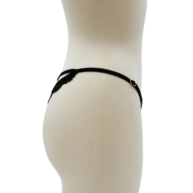 String noir en dentelle avec bijou cœur doré
