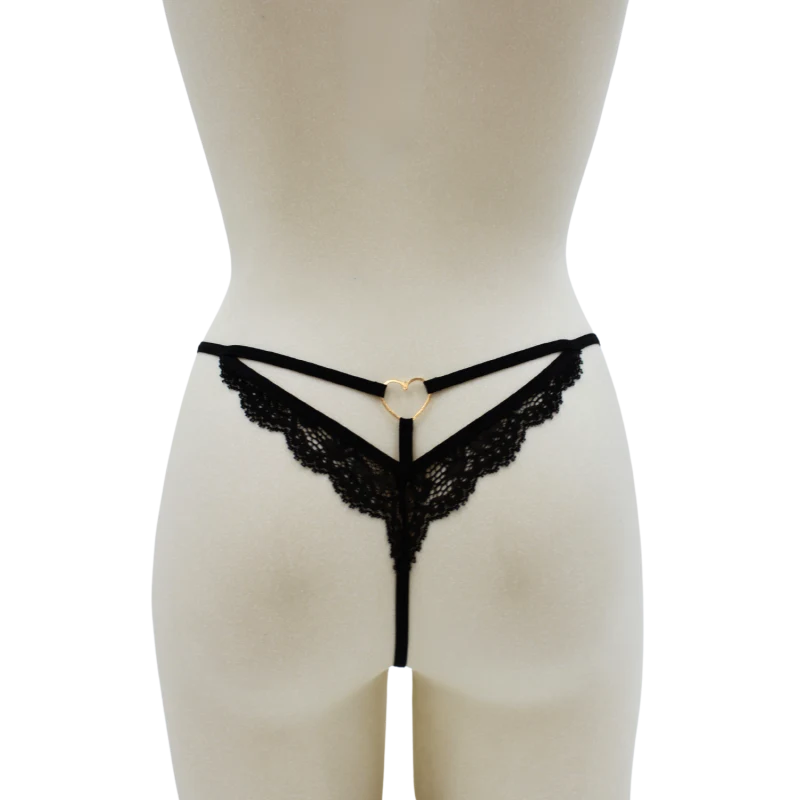 String noir en dentelle avec bijou cœur doré