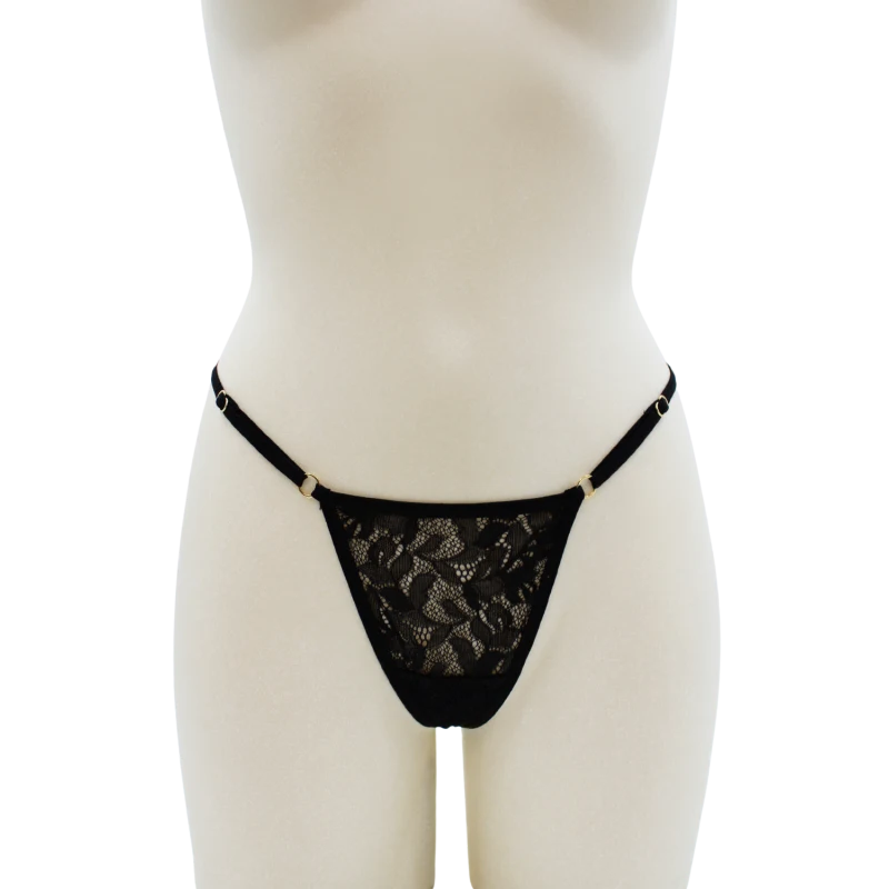 String noir en dentelle avec bijou cœur doré