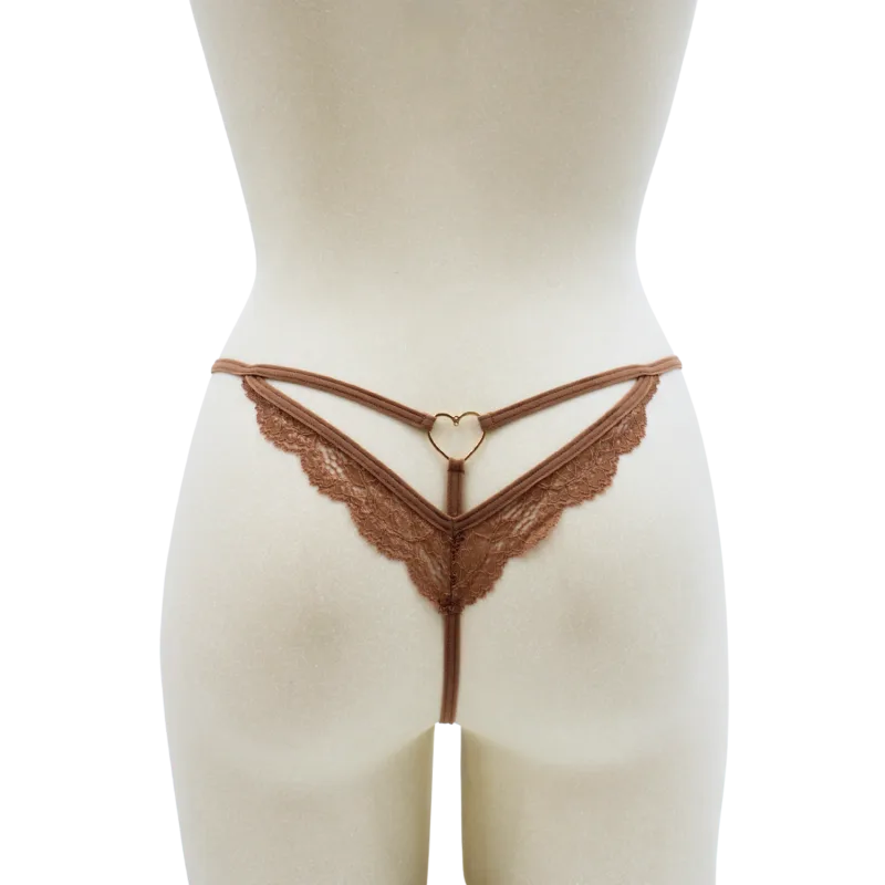 String taupe en dentelle avec bijou cœur doré