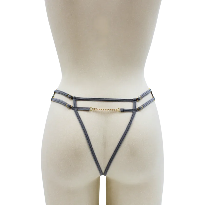 String gris avec bijou couleur aléatoire et chaîne dorée