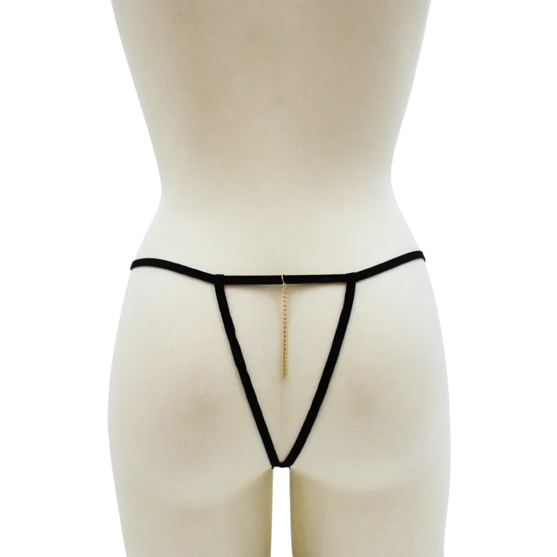 String noir en dentelle avec bijou et chaîne dorée