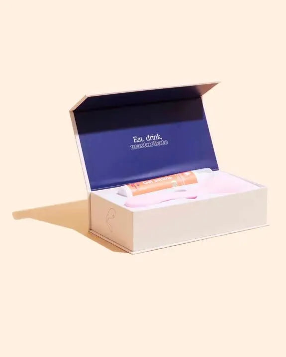 Coffret de plaisir intime avec lubrifiant et vibromasseur rose, élégant et discret pour des moments sensuels inoubliables.