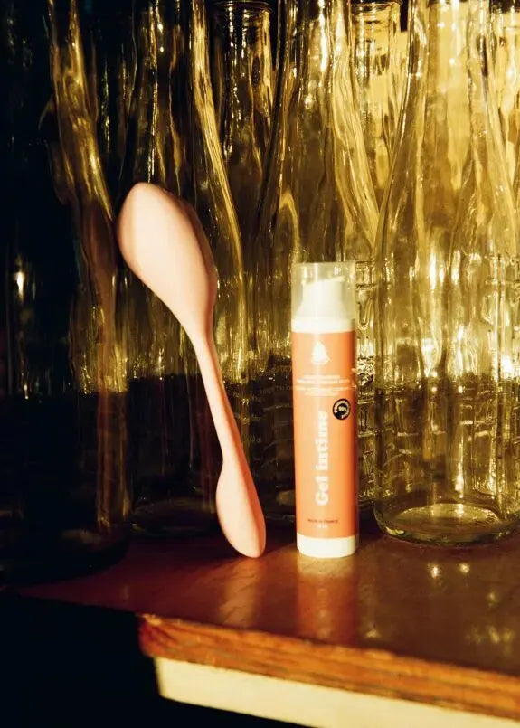 Vibromasseur rose ergonomique et gel intime, plaisir et confort.