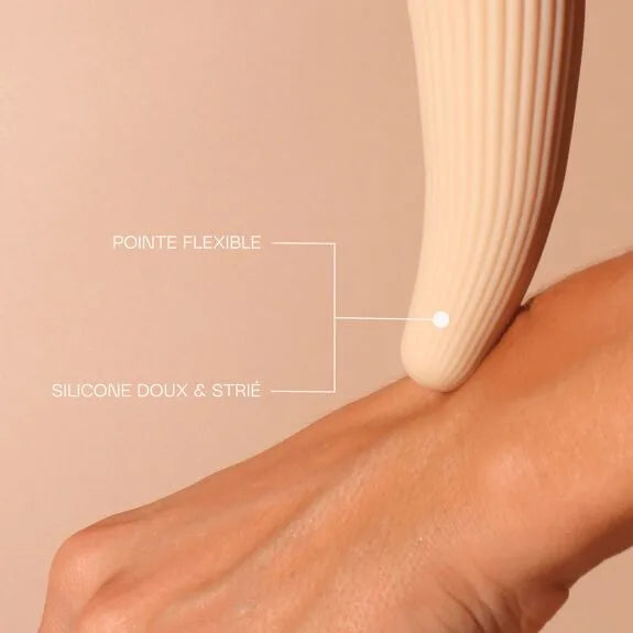 Vibromasseur ergonomique 10 modes de vibration, 13,5 cm pour une stimulation optimale posé sur une main