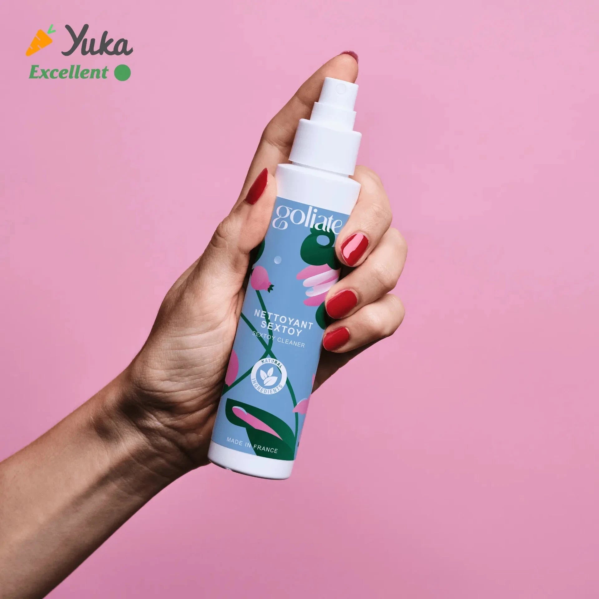 Nettoyant sextoy naturel Goliate, flacon pulvérisateur, soin intime bio, estampillé Yuka, fond rose élégant.