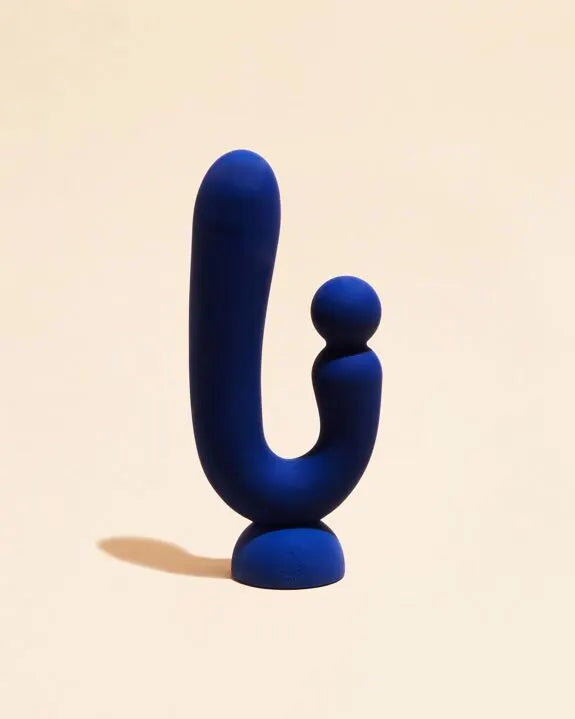 Vibromasseur en silicone bleu ergonomique pour des sensations intimes décuplées. Waterproof et facile à utiliser.