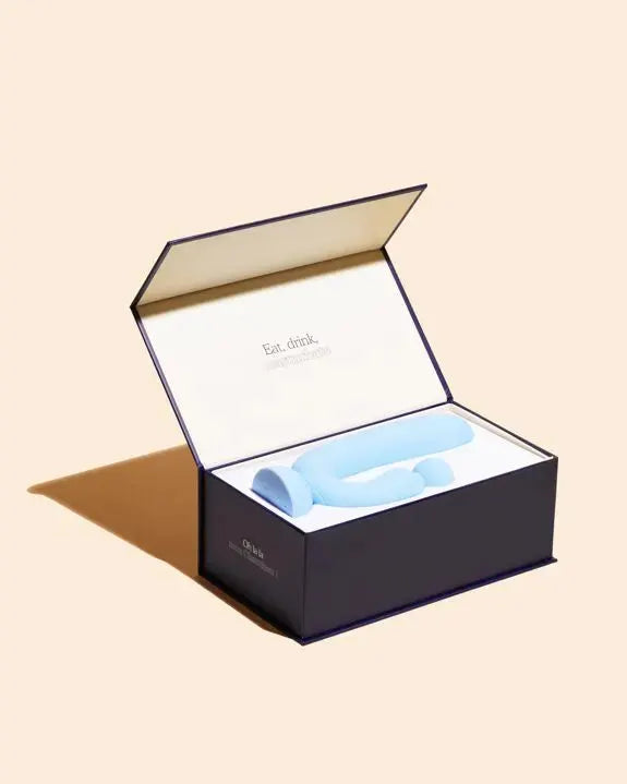 Vibromasseur en silicone bleu ciel dans sa boîte élégante, idéal pour une stimulation intime et waterproof.