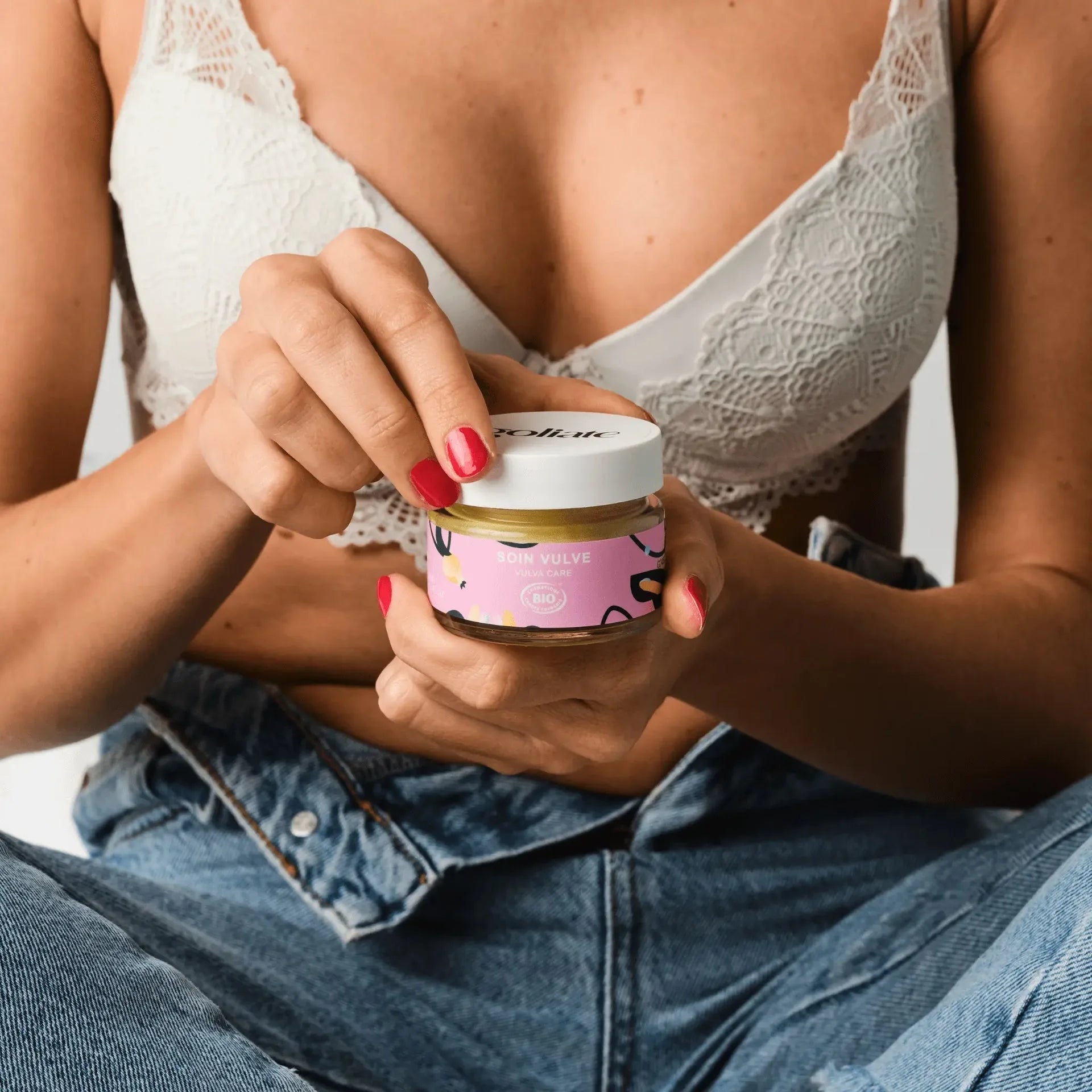 Baume vulve apaisant bio avec femme en lingerie blanche.