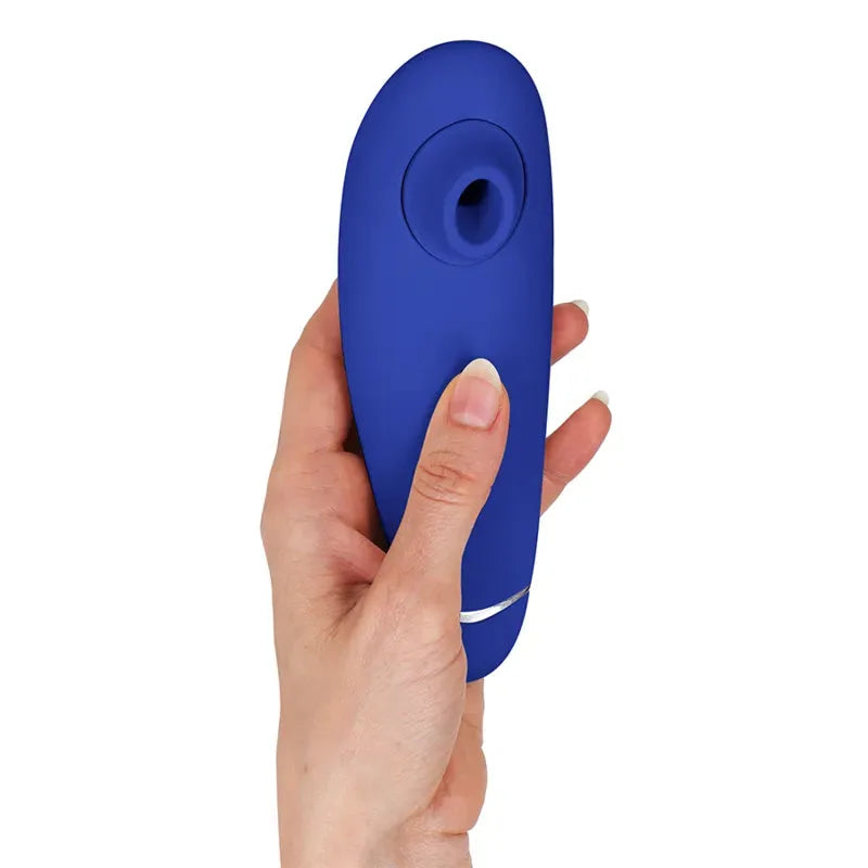 Suceur clitoridien bleu en silicone doux, ergonomique et waterproof.