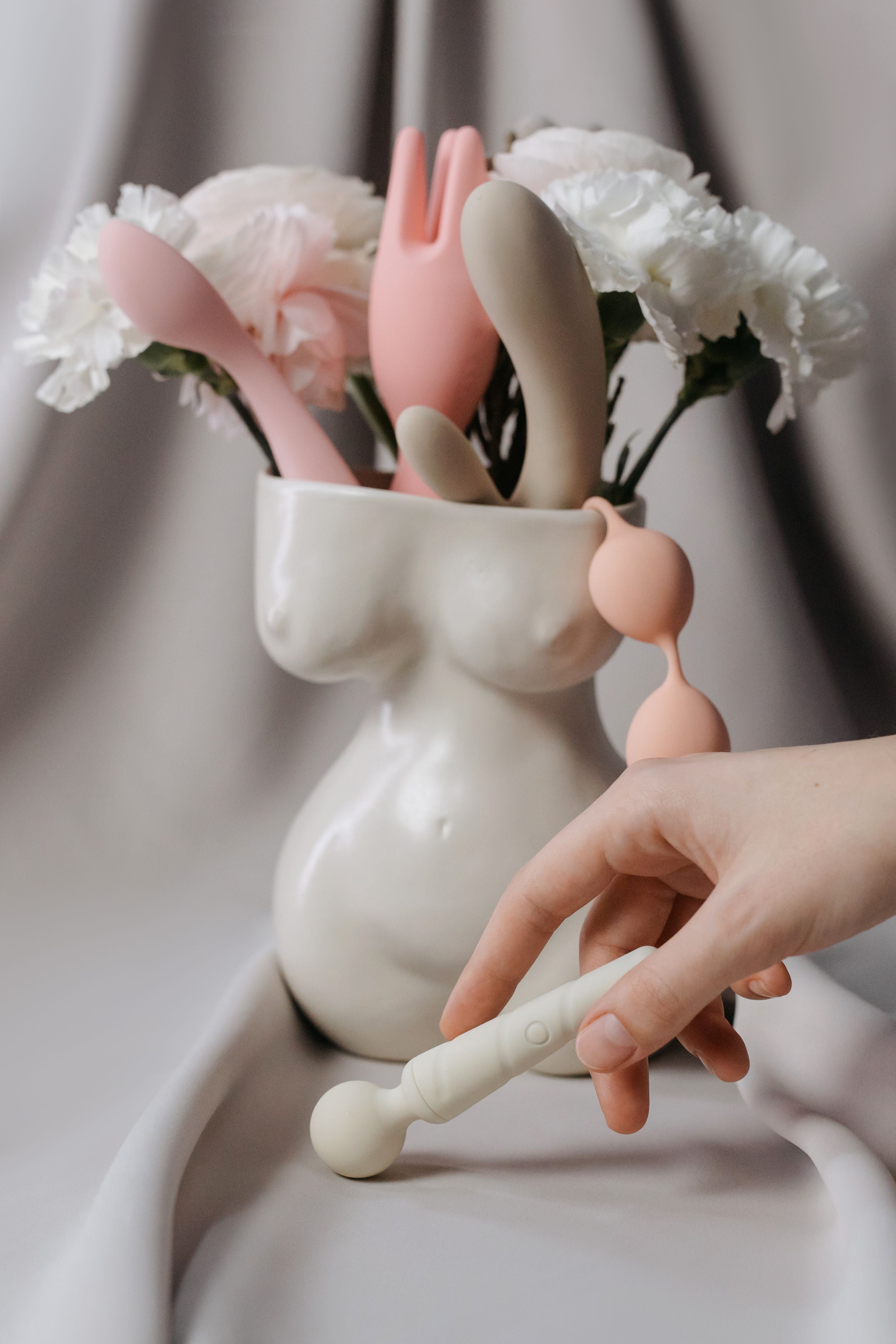 gode-une-femme-regarde-un-catalogue-avec-des-sculptures-6764436