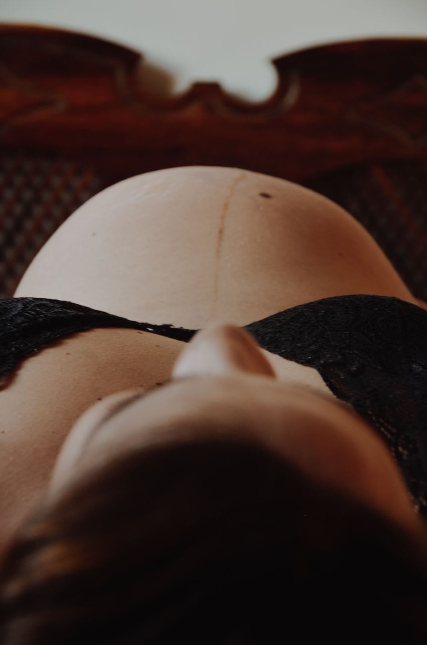 Femme enceinte en lingerie, portrait intime