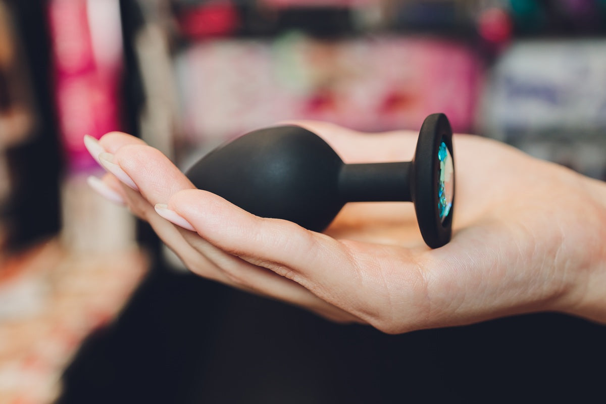 anal-silicone-plug-with-fluffy-tail-with-female-hands-toy-adult-games_wdmd3o