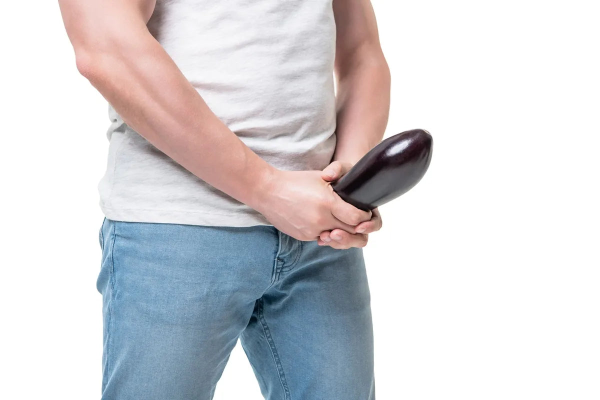 homme avec aubergine entre les mains, représentant le sexe masculin