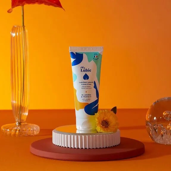 Lubrifiant naturel à l'eau douce, texture soyeuse, enrichi en calendula et vitamine C pour une expérience intime apaisante.
