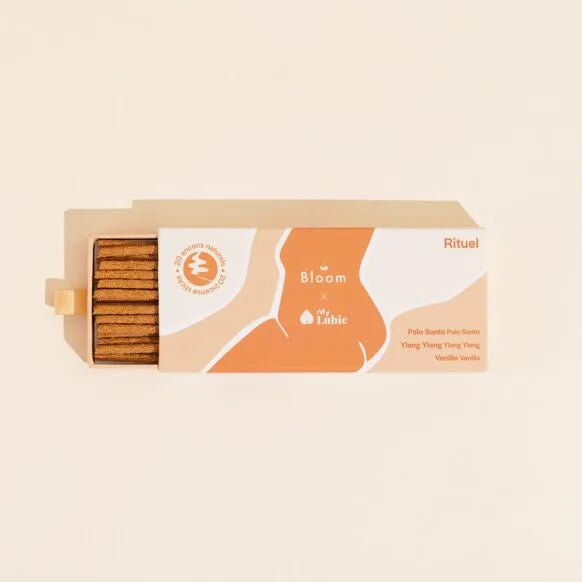 Encens sensuel Palo Santo et Ylang-Ylang, parfait pour un rituel intime apaisant et aromatique.