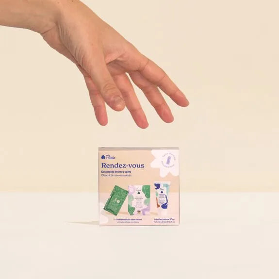 Kit de soins intimes naturels, lubrifiant à l'aloe vera et lingettes bio compostables. Parfait pour une hygiène douce.