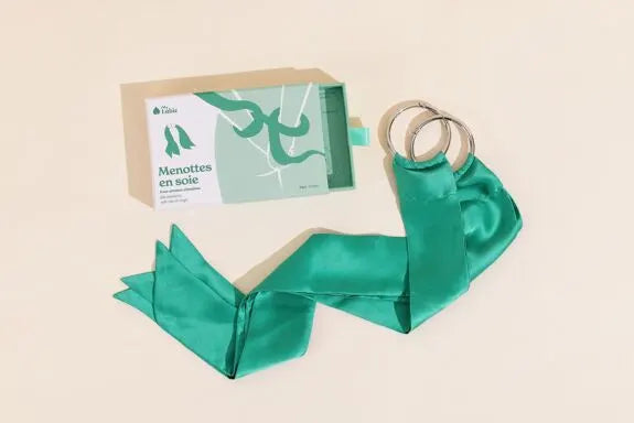 Menottes en soie verte élégantes pour jeux intimes, design raffiné et doux au toucher, packaging moderne.