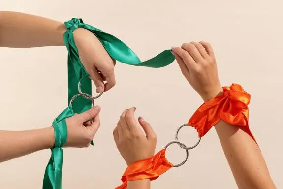 Rubans de bondage soyeux verts et orange, parfaits pour jeux érotiques, confort et élégance.