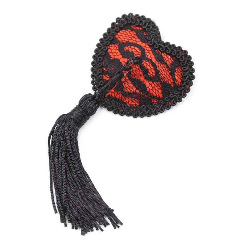 Paire de cache tétons adhésifs en forme de cœur avec dentelle noire et pompom
