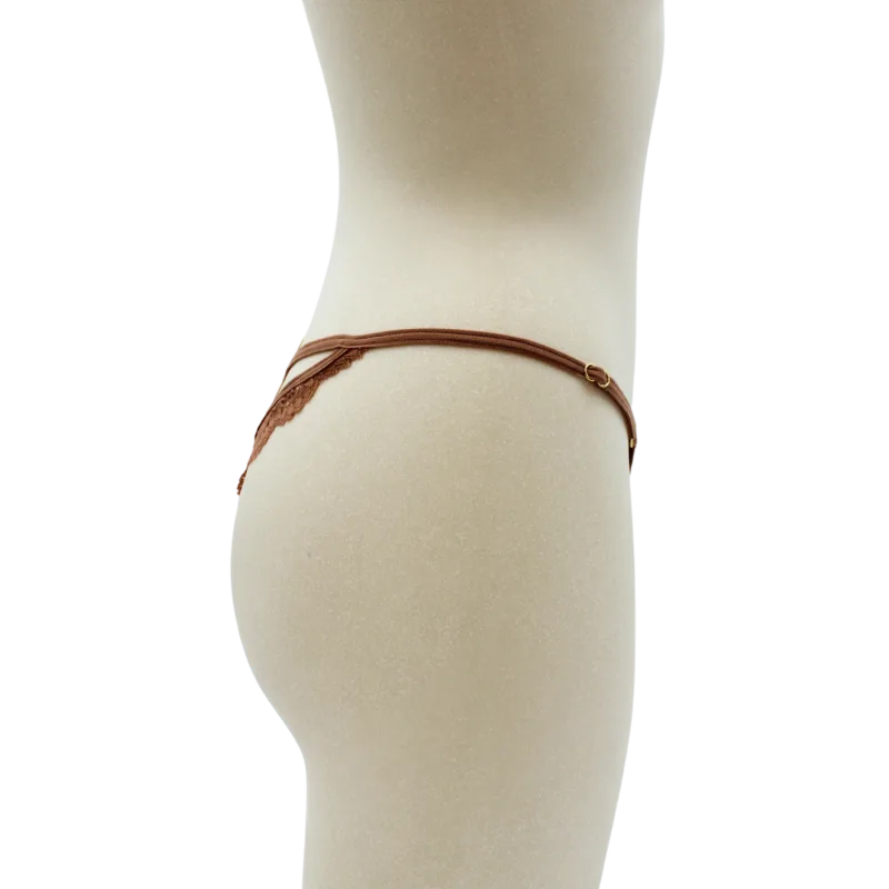 String taupe en dentelle avec bijou cœur doré