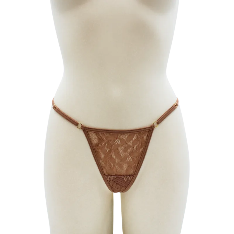 String taupe en dentelle avec bijou cœur doré