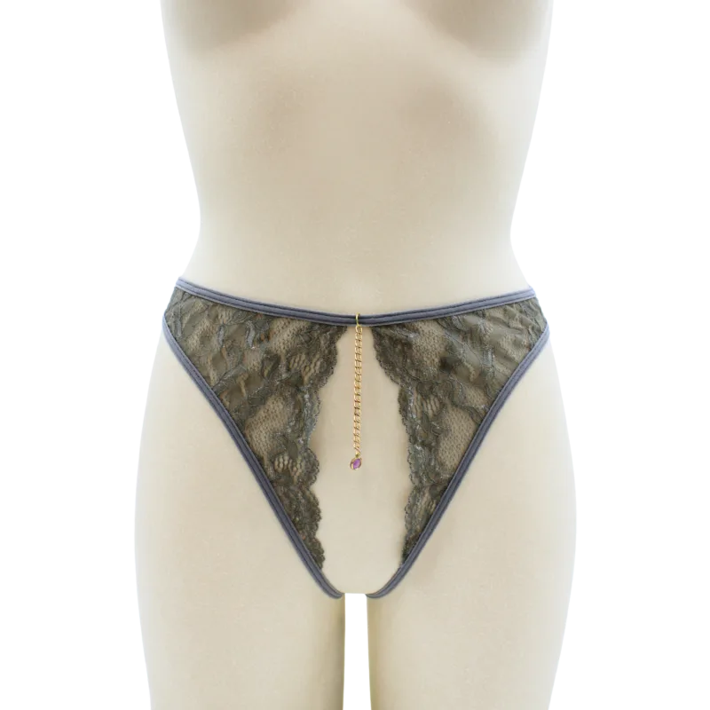 String gris avec bijou couleur aléatoire et chaîne dorée
