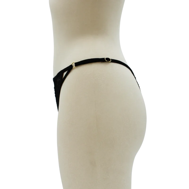Tanga noir en dentelle avec bijou losanges dorés