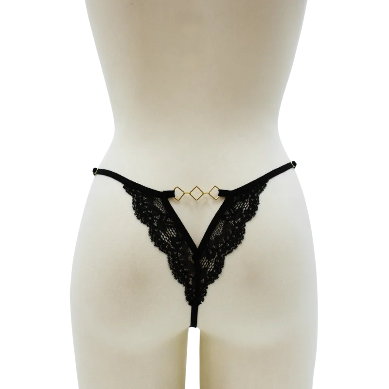 Tanga noir en dentelle avec bijou losanges dorés