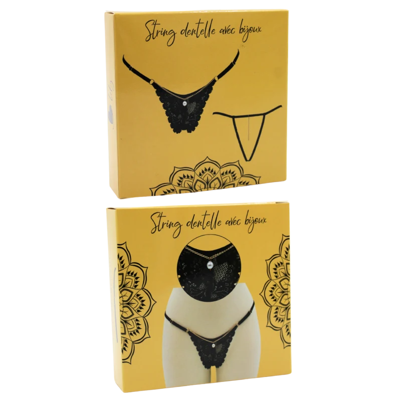 String noir en dentelle avec bijou et chaîne dorée