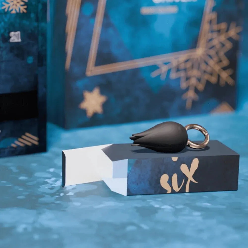 Bouchon anal silicone noir avec anneau doré, élégant et discret, pour plaisirs intimes raffinés.