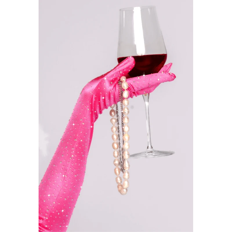 Une paire de gants satinés roses avec strass - Mapalé