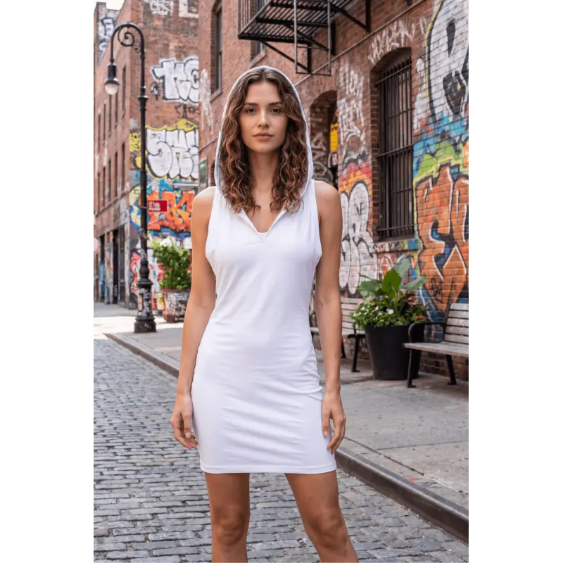 Robe blanche sensuelle avec capuche et bandeau poitrine Adriana