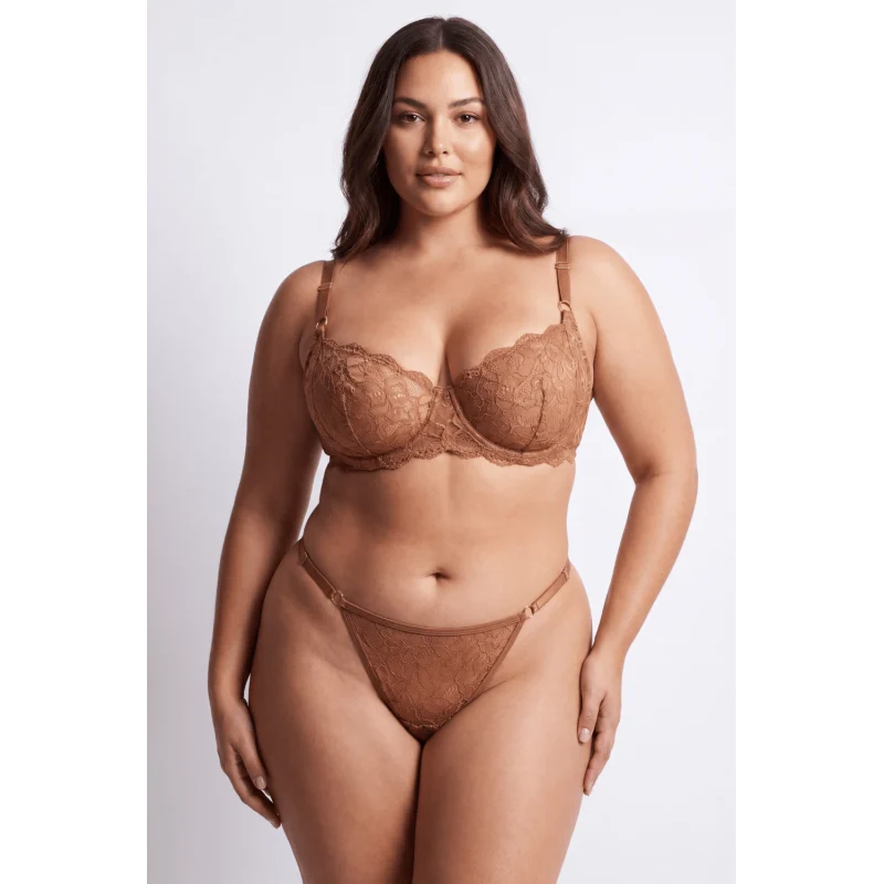 String taupe en dentelle avec bijou cœur doré