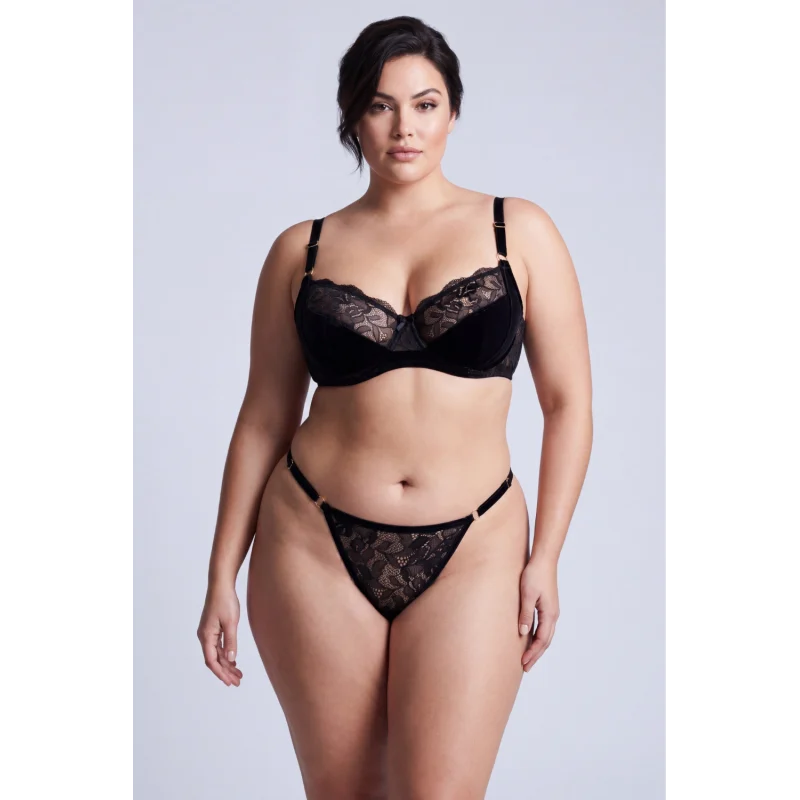 String noir en dentelle avec bijou cœur doré