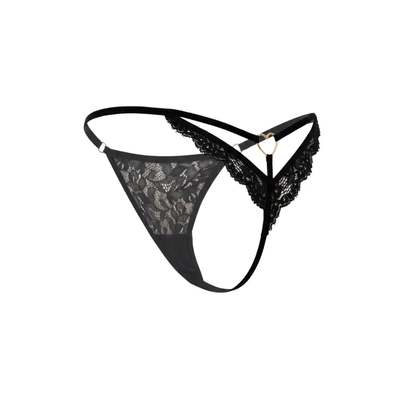 String noir en dentelle avec bijou cœur doré