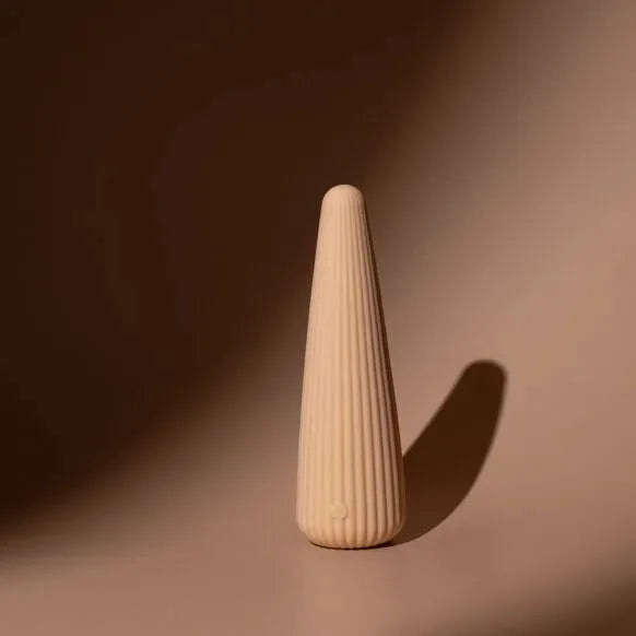 Vibromasseur sensoriel beige en silicone nervuré, design élégant et ergonomique pour sensations intenses.