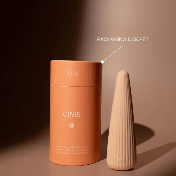 Vibromasseur en silicone beige avec design élégant et texture ondulée posé a côté de son emballage couleur orange