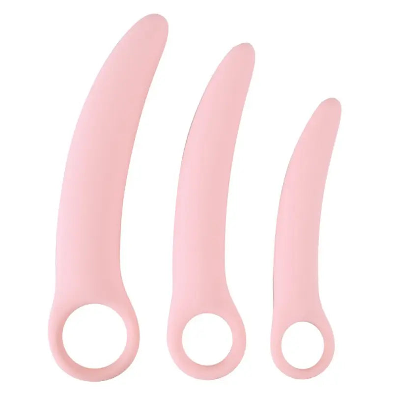 Trois jouets sexuels en silicone rose sur fond blanc, conçus pour un entraînement progressif et confortable.